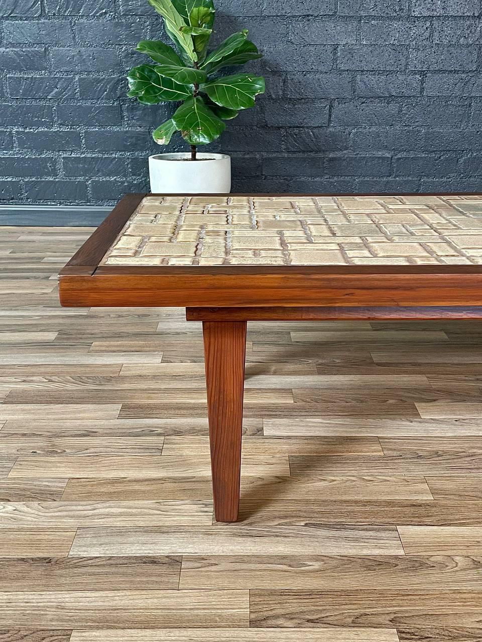 Nouvellement repeinte - Table basse à plateau en carreaux The Modernity en vente 1