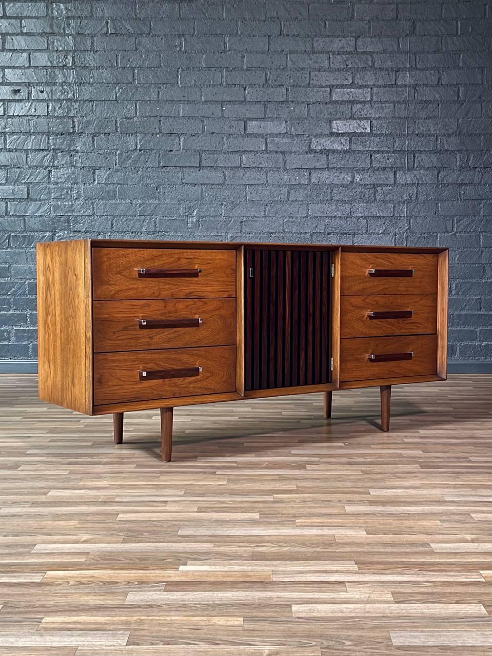 Zustand: Fachmännisch nachbearbeitet 
Mit mehr als 15 Jahren Erfahrung hat unsere Werkstatt einen sorgfältigen Restaurierungsprozess durchlaufen und unsere Leidenschaft und Kreativität für Vintage-Designs unter Beweis gestellt, die sich nahtlos in