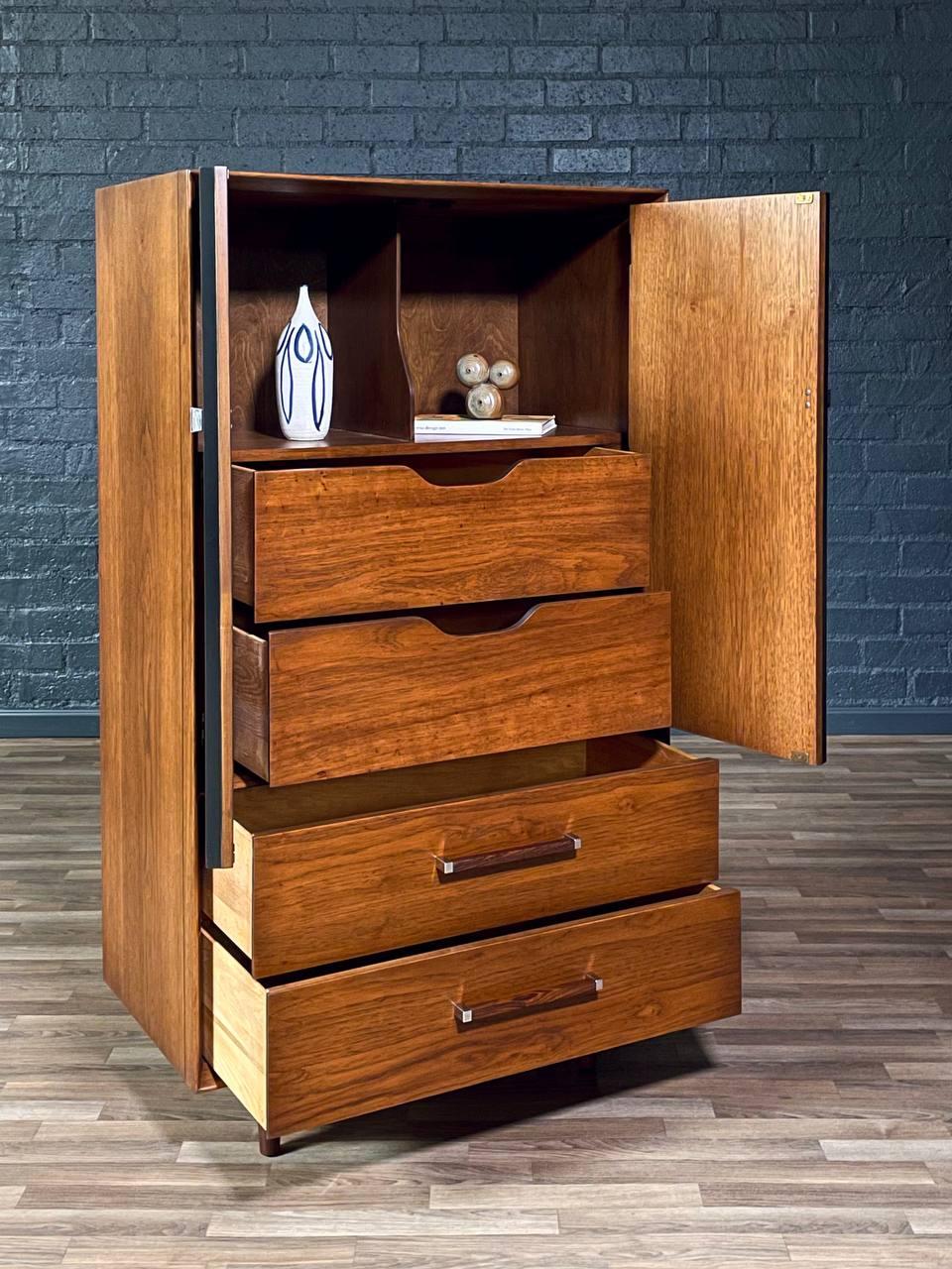 Mid-Century moderno Comò Highboy in legno di palissandro Pecan appena rifinito - Tower Suite moderna di metà secolo in vendita