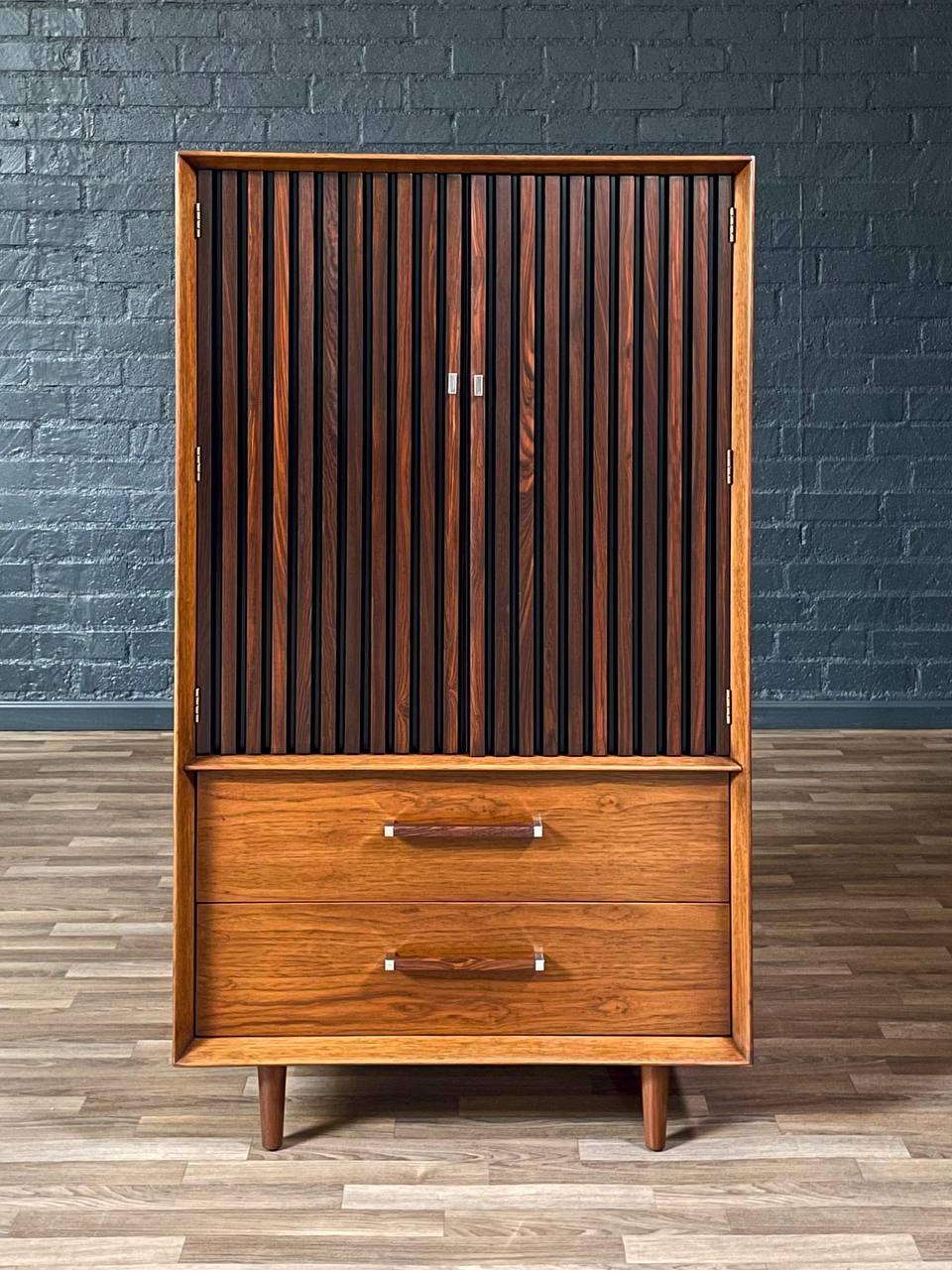 Americano Comò Highboy in legno di palissandro Pecan appena rifinito - Tower Suite moderna di metà secolo in vendita