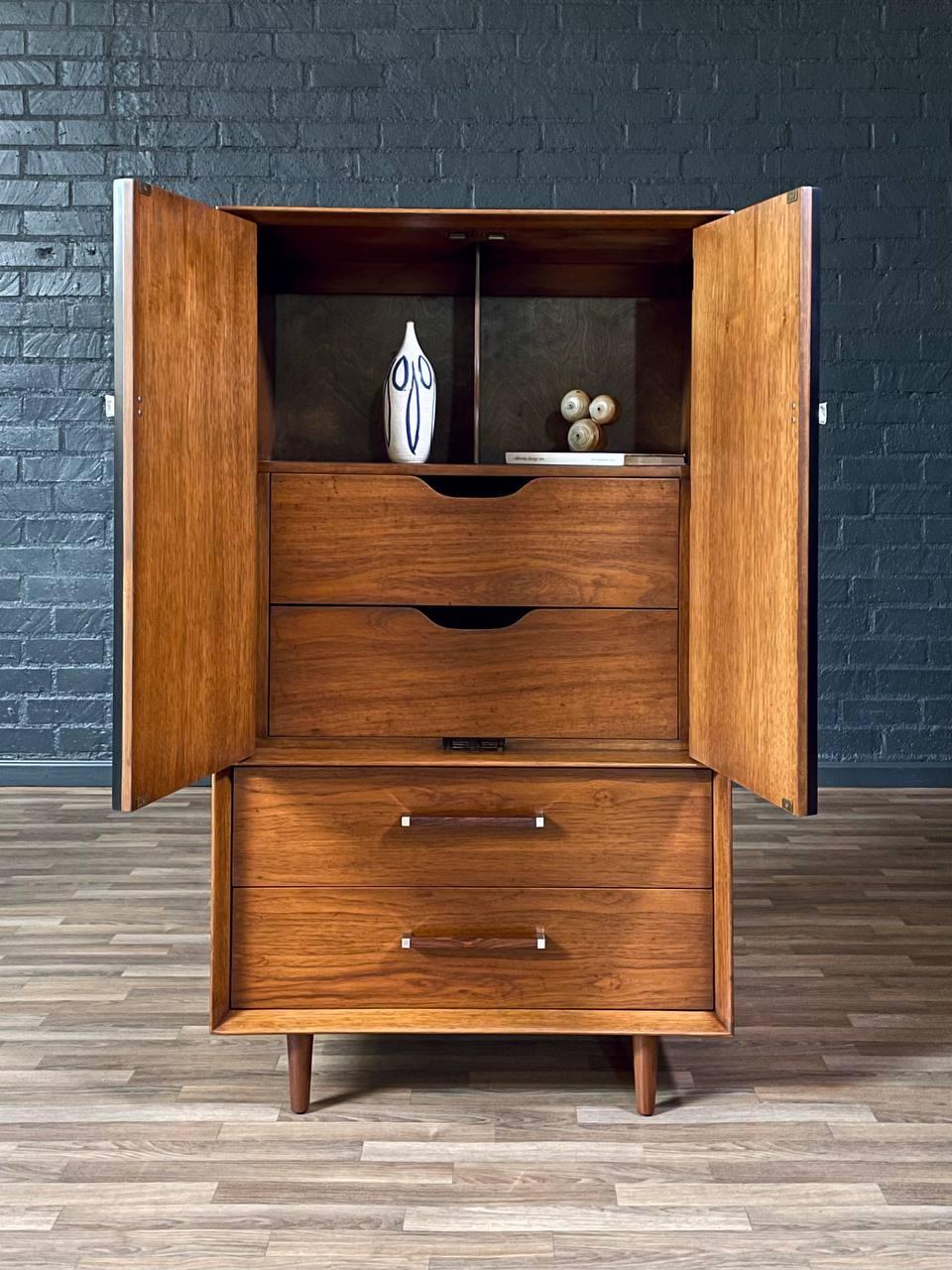 Comò Highboy in legno di palissandro Pecan appena rifinito - Tower Suite moderna di metà secolo In condizioni ottime in vendita a Los Angeles, CA