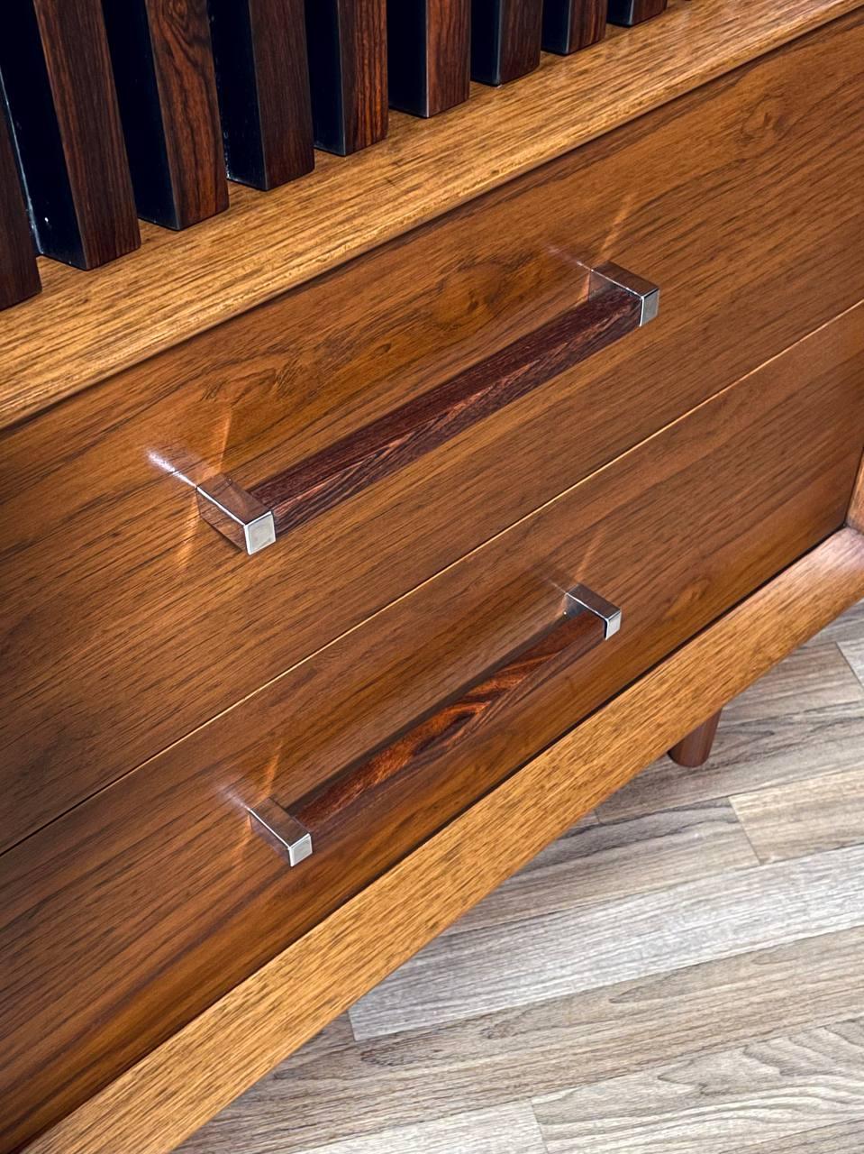 Palissandro Comò Highboy in legno di palissandro Pecan appena rifinito - Tower Suite moderna di metà secolo in vendita