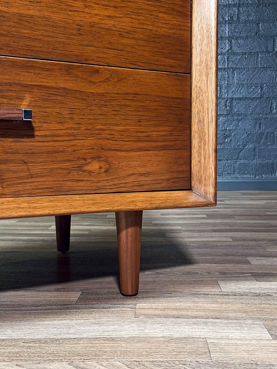 Comò Highboy in legno di palissandro Pecan appena rifinito - Tower Suite moderna di metà secolo in vendita 1