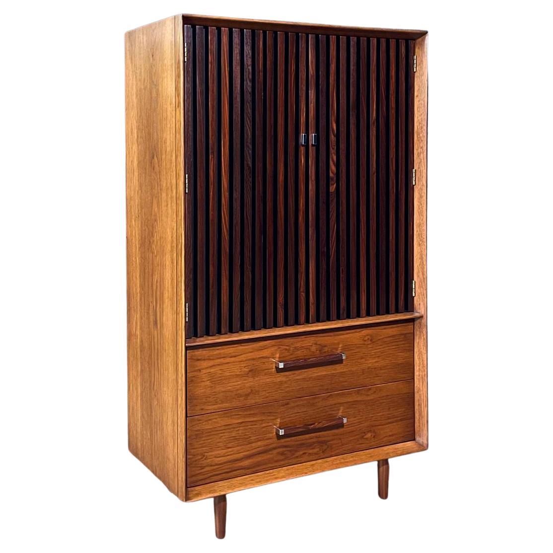 Comò Highboy in legno di palissandro Pecan appena rifinito - Tower Suite moderna di metà secolo in vendita