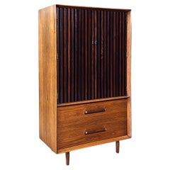 Comò Highboy in legno di palissandro Pecan appena rifinito - Tower Suite moderna di metà secolo