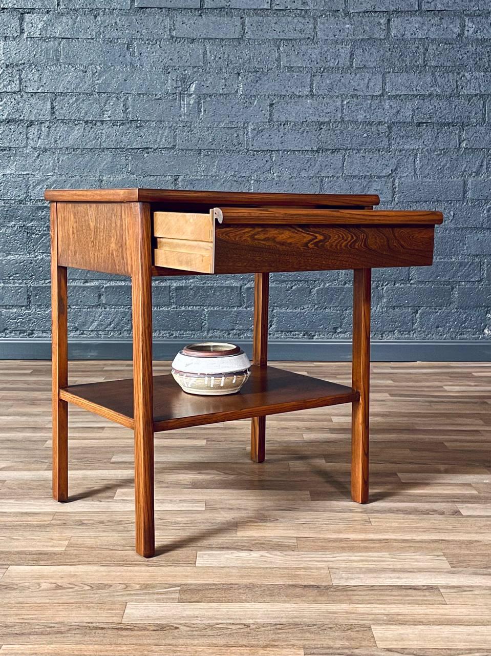 Mid-Century moderno Nuova finitura -Letto da notte a due piani con libreria in stile metà secolo moderno in vendita