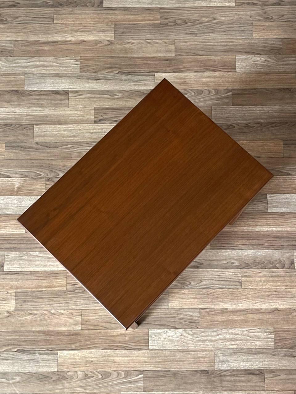 Nuova finitura -Letto da notte a due piani con libreria in stile metà secolo moderno In condizioni ottime in vendita a Los Angeles, CA