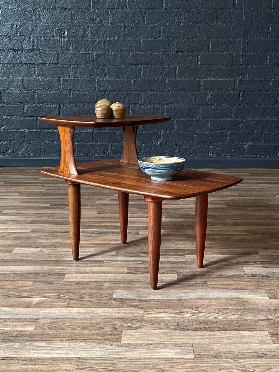 Américain Newly Refinished - Mid-Century Modern Two-Tier Walnut Side Table by Ace-Hi en vente