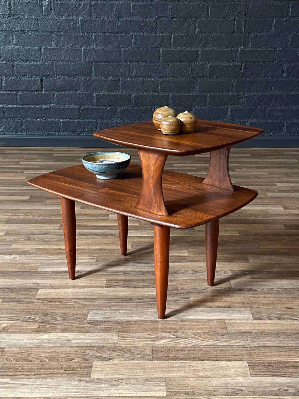 Milieu du XXe siècle Newly Refinished - Mid-Century Modern Two-Tier Walnut Side Table by Ace-Hi en vente