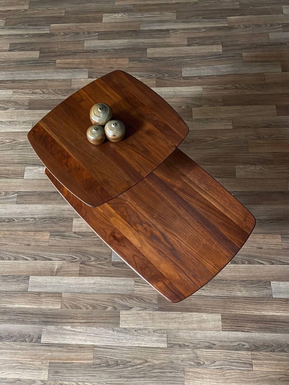 Noyer Newly Refinished - Mid-Century Modern Two-Tier Walnut Side Table by Ace-Hi en vente