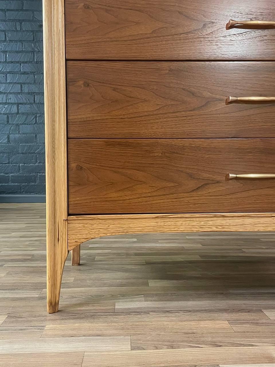 Appena rifinito - Comò Highboy bicolore in stile Mid-Century Modern di Kent Coffey in vendita 3