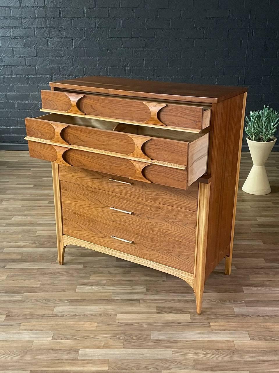 Mid-Century moderno Appena rifinito - Comò Highboy bicolore in stile Mid-Century Modern di Kent Coffey in vendita