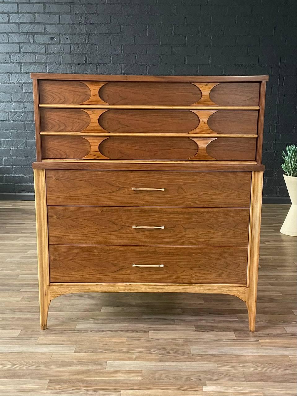 Appena rifinito - Comò Highboy bicolore in stile Mid-Century Modern di Kent Coffey In condizioni ottime in vendita a Los Angeles, CA