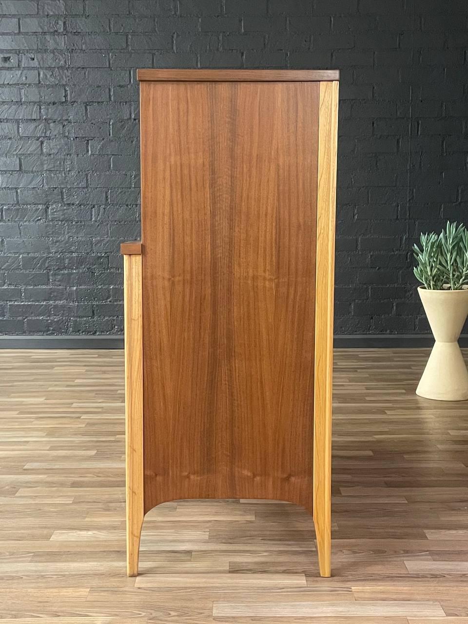 Metà XX secolo Appena rifinito - Comò Highboy bicolore in stile Mid-Century Modern di Kent Coffey in vendita