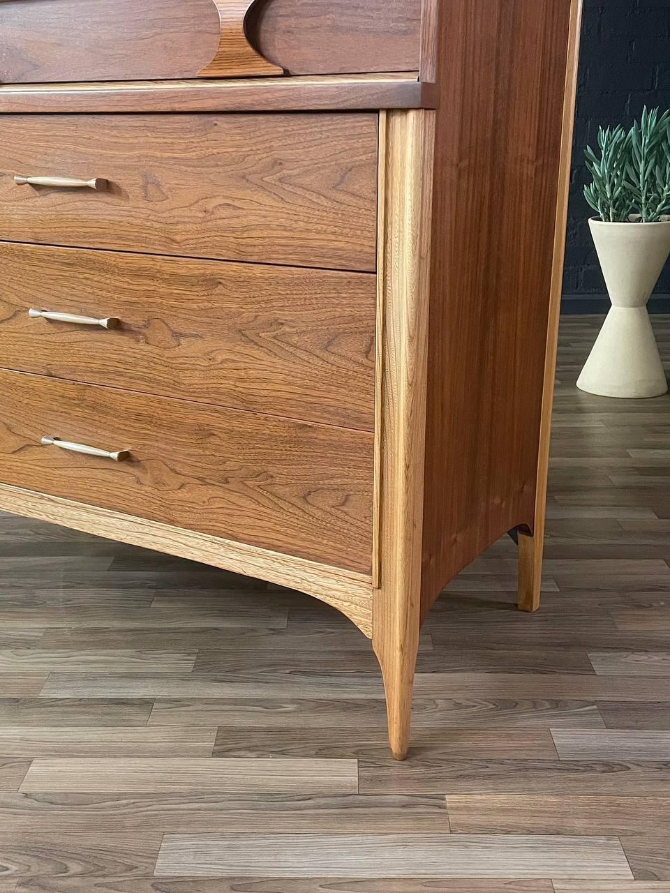 Rame Appena rifinito - Comò Highboy bicolore in stile Mid-Century Modern di Kent Coffey in vendita