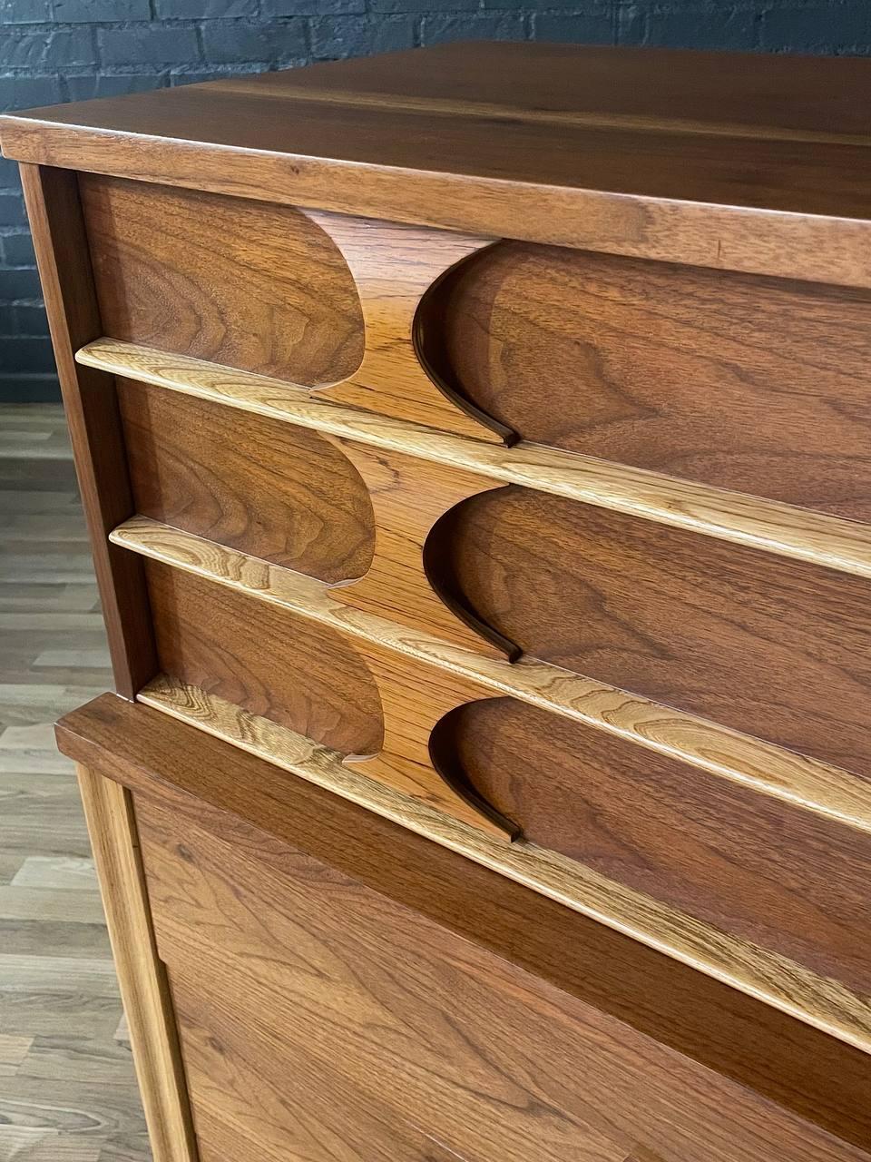 Appena rifinito - Comò Highboy bicolore in stile Mid-Century Modern di Kent Coffey in vendita 1