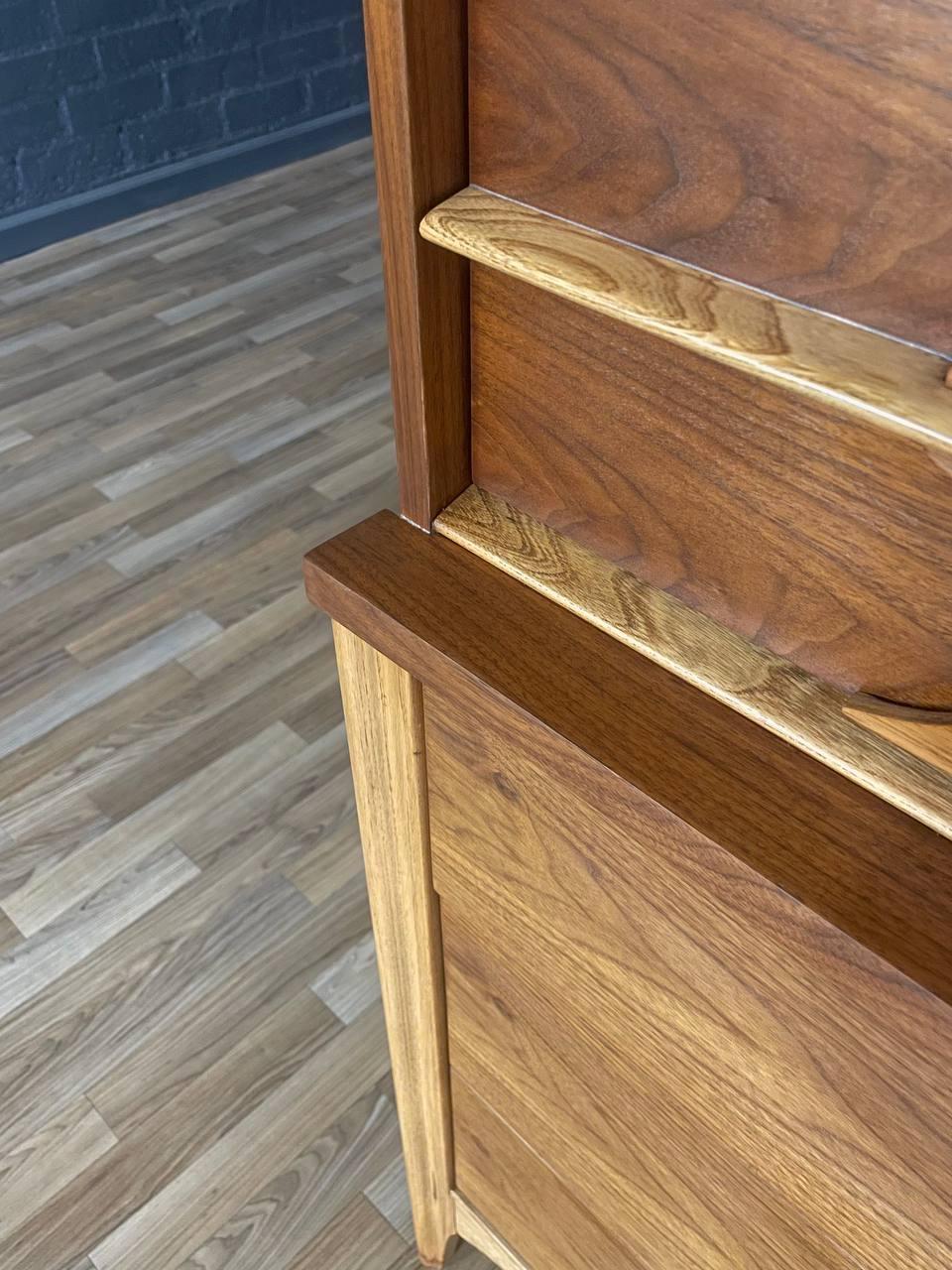 Appena rifinito - Comò Highboy bicolore in stile Mid-Century Modern di Kent Coffey in vendita 2