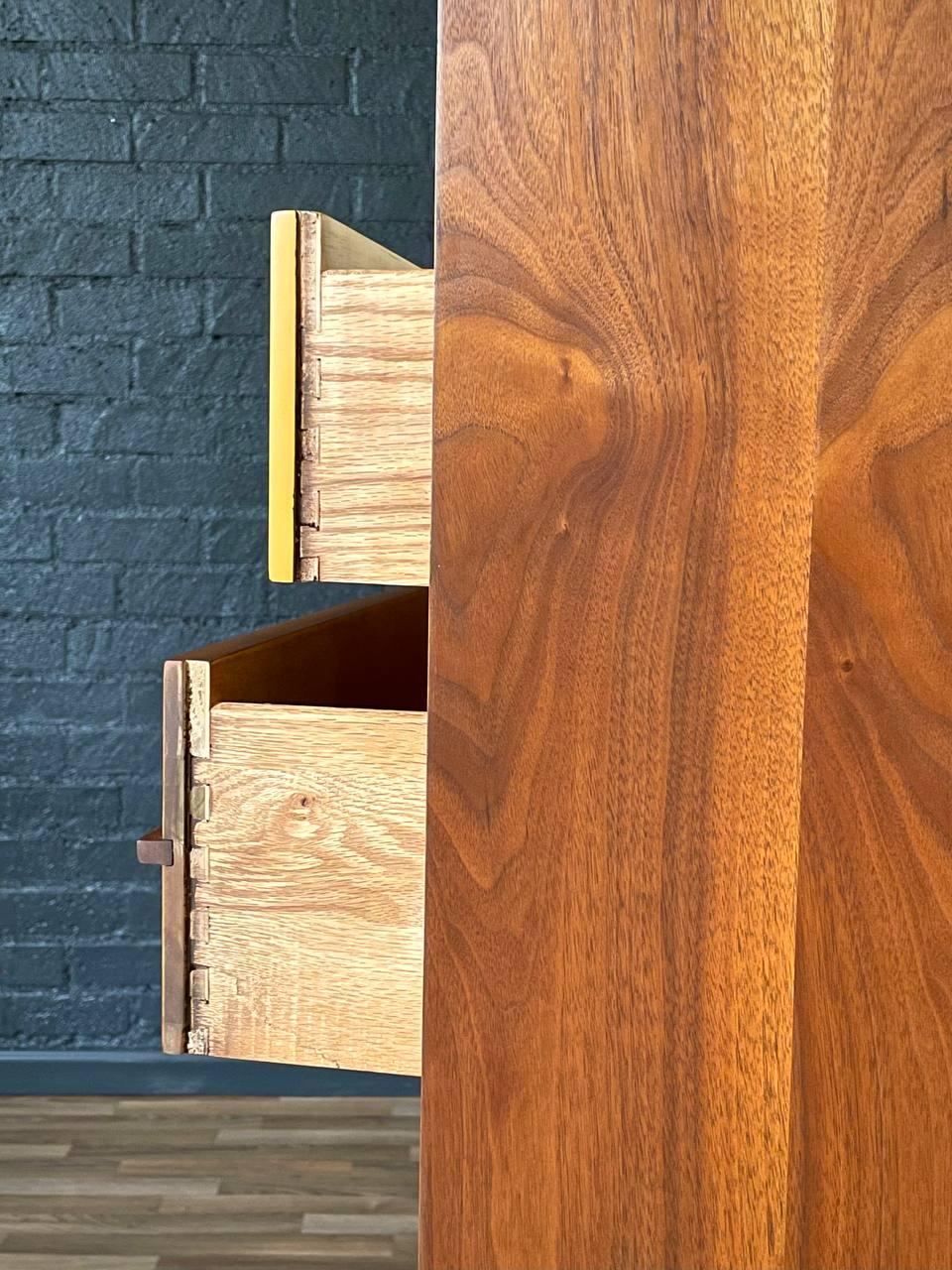 Appena rifinito - Comò Highboy laccato bicolore in stile Mid-Century Modern in vendita 3