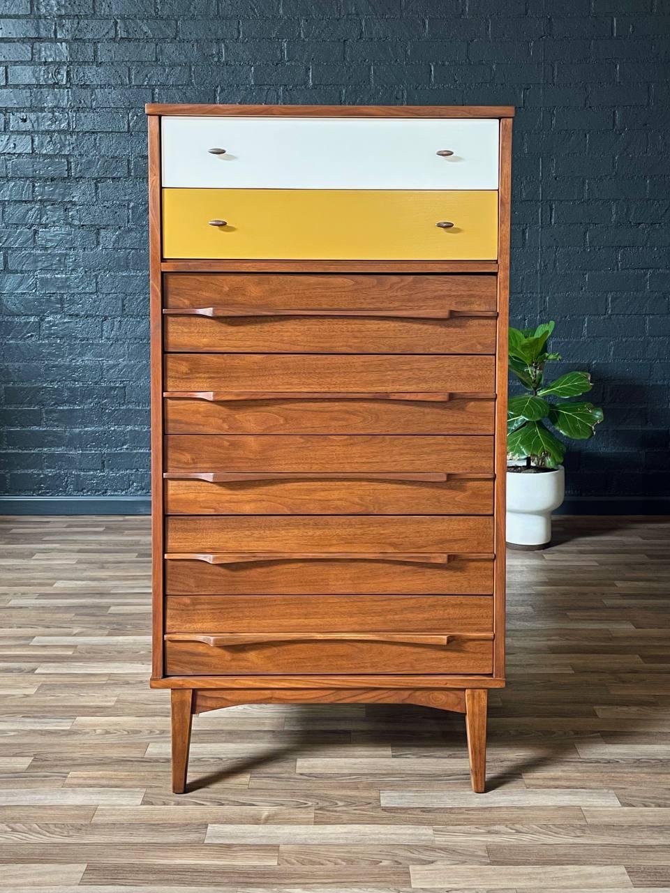 Mid-Century moderno Appena rifinito - Comò Highboy laccato bicolore in stile Mid-Century Modern in vendita