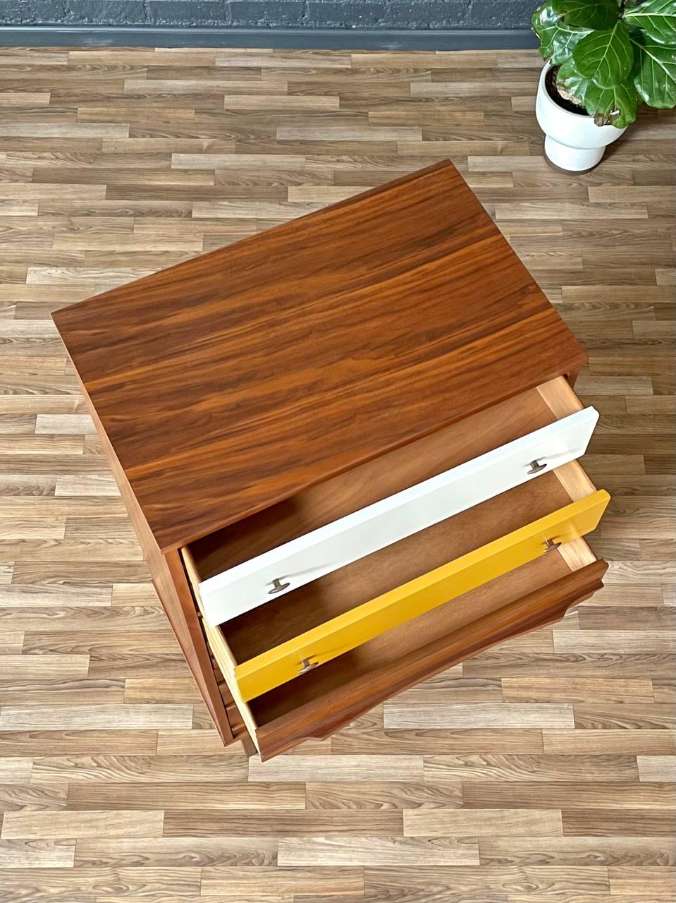 Americano Appena rifinito - Comò Highboy laccato bicolore in stile Mid-Century Modern in vendita