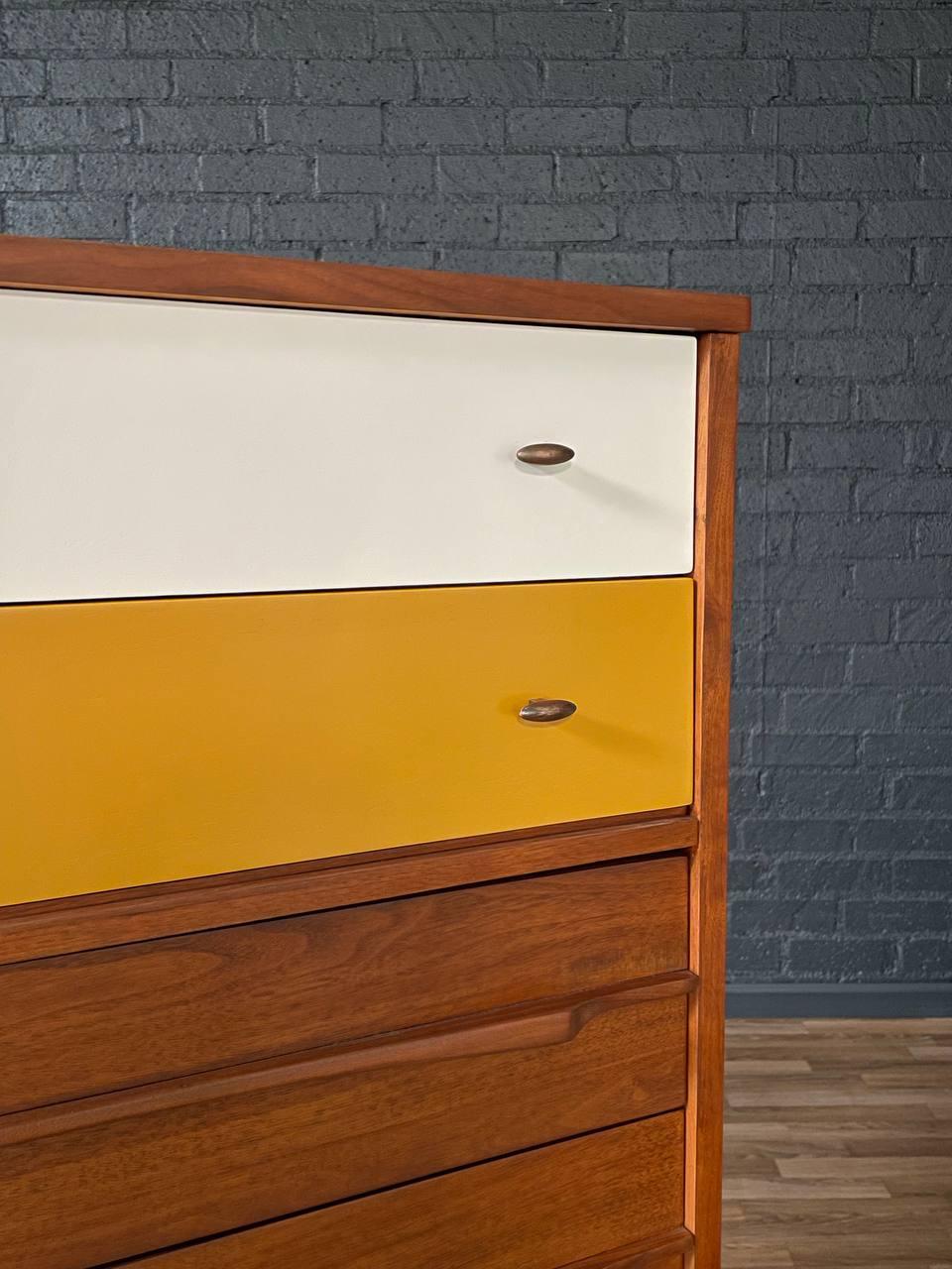 Appena rifinito - Comò Highboy laccato bicolore in stile Mid-Century Modern In condizioni ottime in vendita a Los Angeles, CA