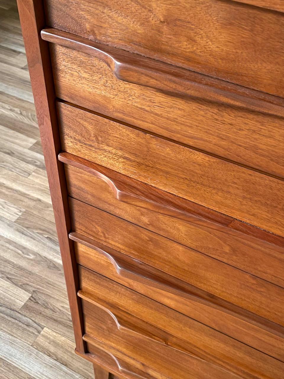 Metà XX secolo Appena rifinito - Comò Highboy laccato bicolore in stile Mid-Century Modern in vendita