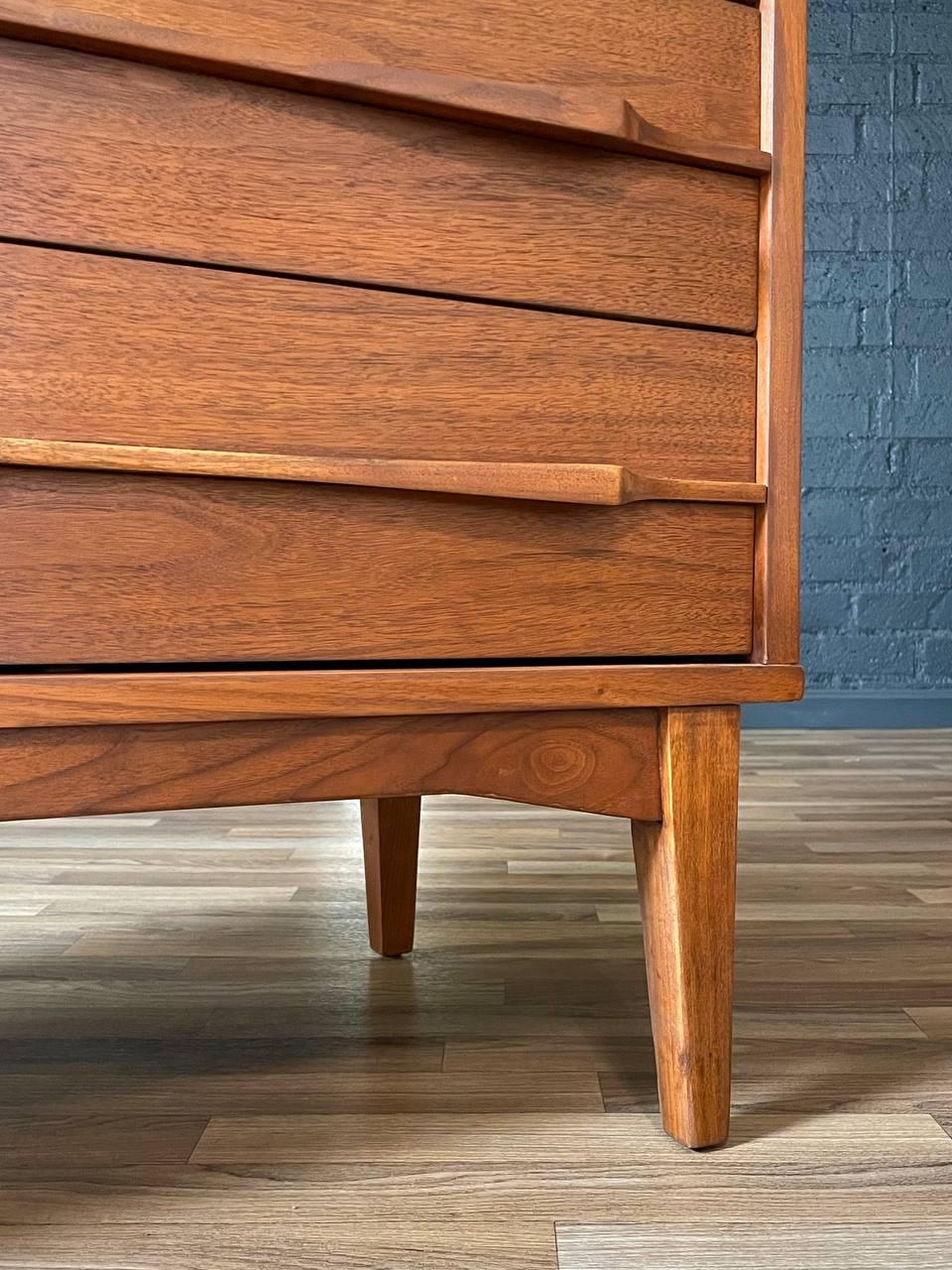 Ottone Appena rifinito - Comò Highboy laccato bicolore in stile Mid-Century Modern in vendita