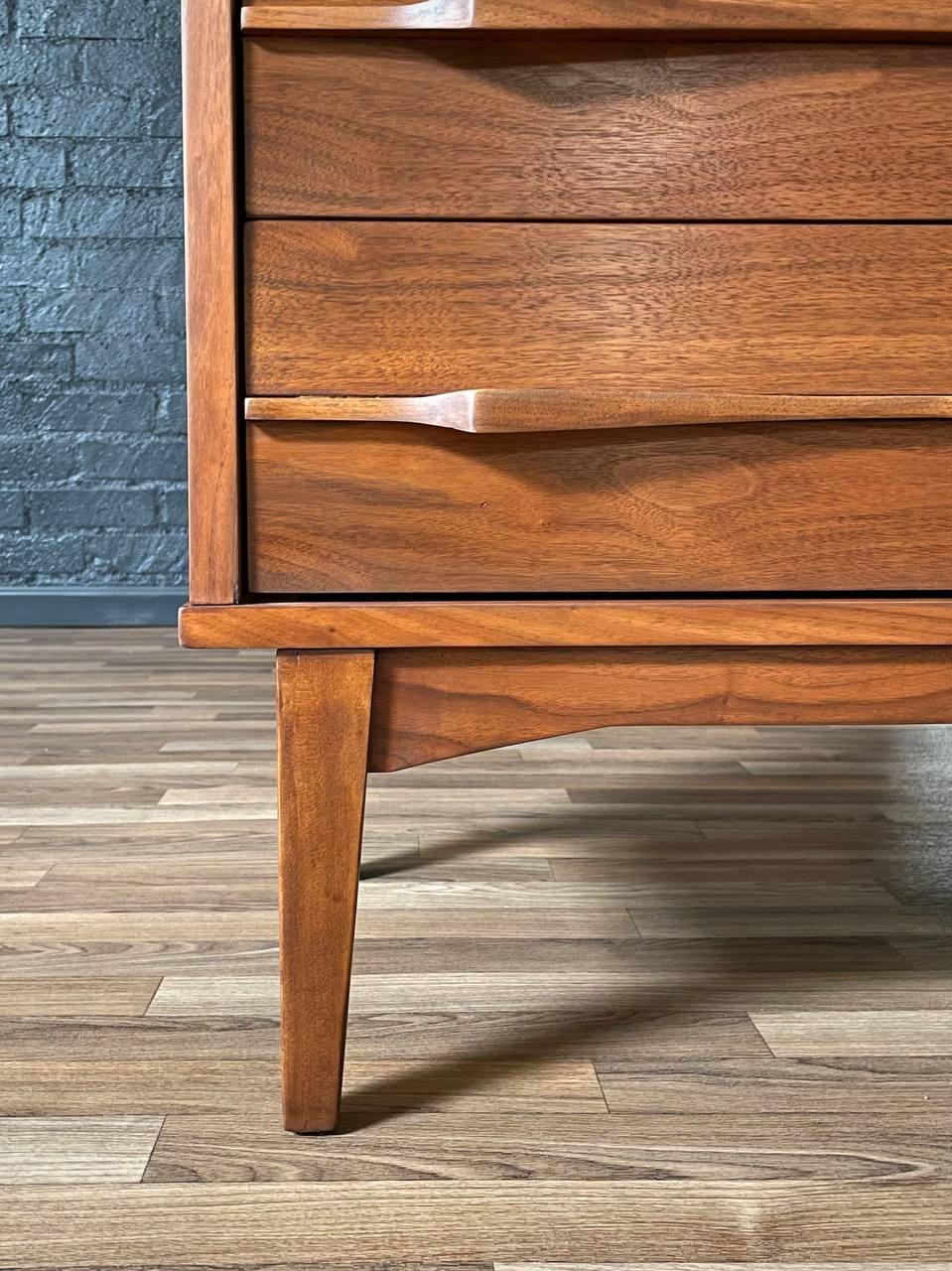 Appena rifinito - Comò Highboy laccato bicolore in stile Mid-Century Modern in vendita 1