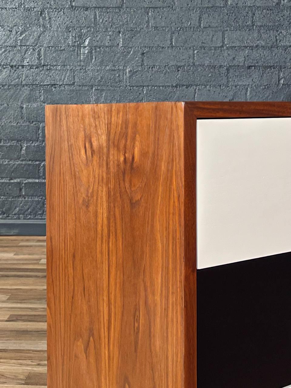Newly Refinished -Mid-Century Modern Two-Tone Lacquered, Walnut 3-Drawer Dresser For Sale 1