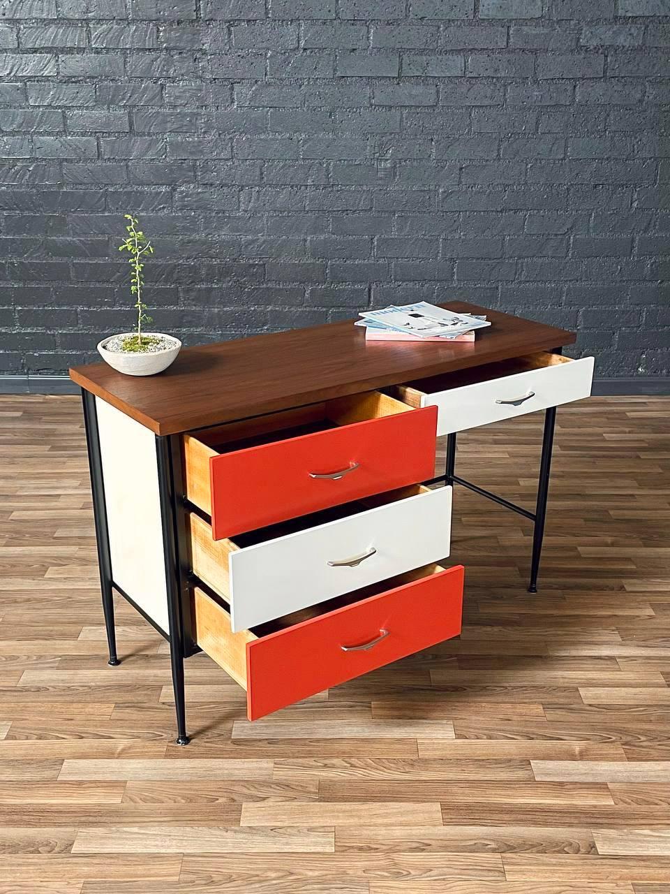 Mid-Century Modern Récemment remis à neuf - Bureau bicolore laqué et en noyer de The Modernity en vente