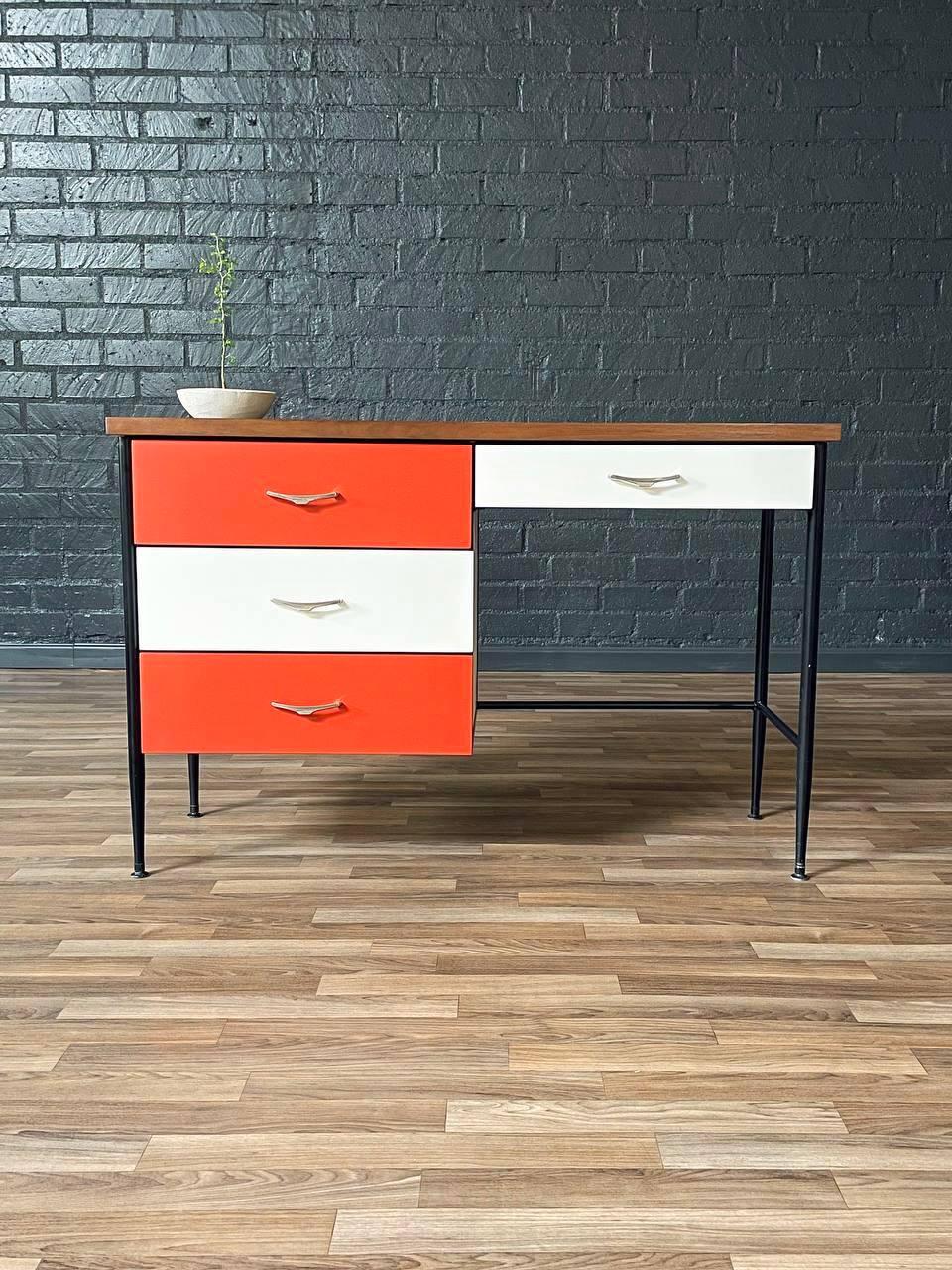 Récemment remis à neuf - Bureau bicolore laqué et en noyer de The Modernity Excellent état - En vente à Los Angeles, CA