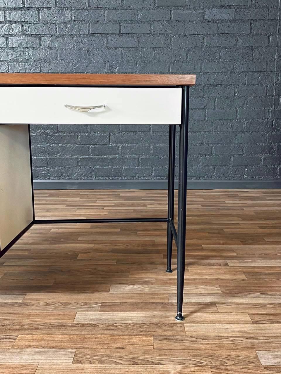 Récemment remis à neuf - Bureau bicolore laqué et en noyer de The Modernity en vente 2