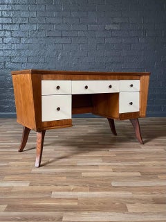 Neu lackiert – Moderner zweifarbiger lackierter Schreibtisch aus der Mitte des Jahrhunderts