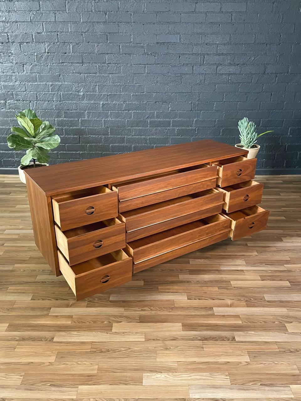 Newly Refinished - Mid-Century Modern Walnut 9-Drawer Dresser by Bassett In Excellent Condition In Los Angeles, CA