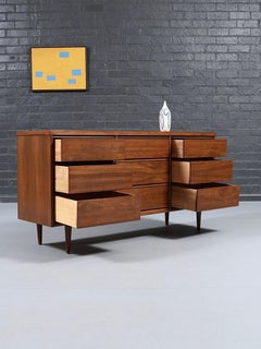Comò a 9 cassetti in noce in stile Mid-Century Modern, appena restaurato, di Gevurtz Furniture