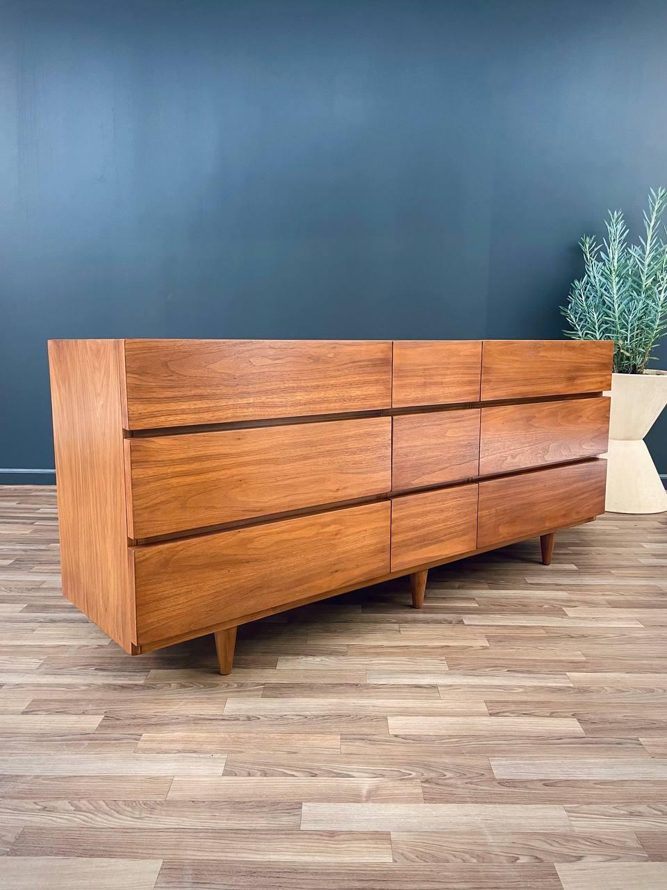 With over 15 years of experience, our workshop has followed a careful process of restoration, showcasing our passion and creativity for vintage designs that can seamlessly be incorporated with many interior decors. Enjoy! :)