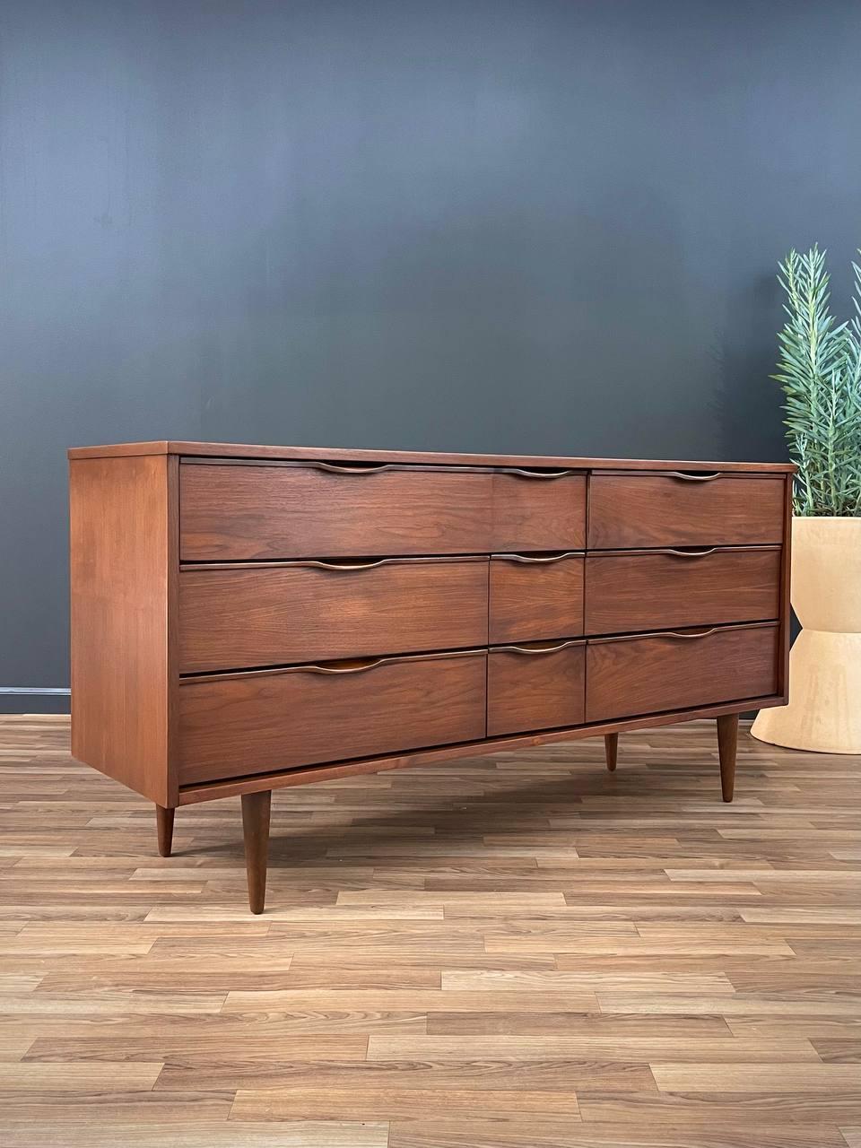 Mit mehr als 15 Jahren Erfahrung hat unsere Werkstatt einen sorgfältigen Restaurierungsprozess durchlaufen und unsere Leidenschaft und Kreativität für Vintage-Designs unter Beweis gestellt, die sich nahtlos in viele Einrichtungsstile einfügen