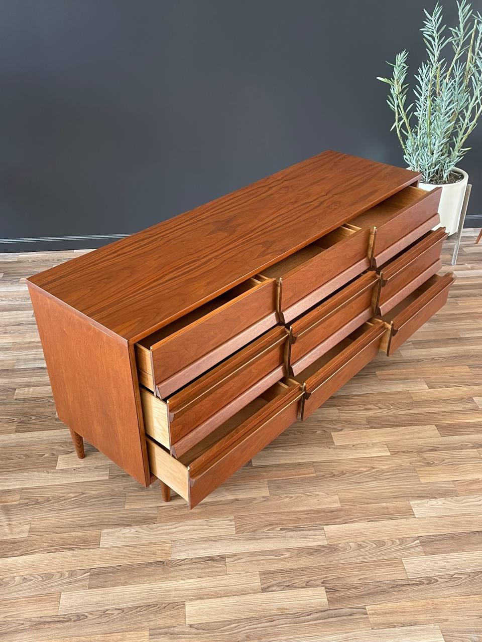 Newly Refinished - Mid-Century Modern Walnut 9-Drawer Dresser  In Excellent Condition In Los Angeles, CA
