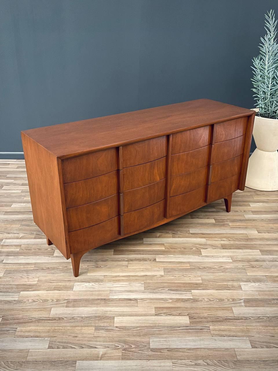 Newly Refinished - Mid-Century Modern Walnut 9-Drawer Dresser  In Excellent Condition For Sale In Los Angeles, CA