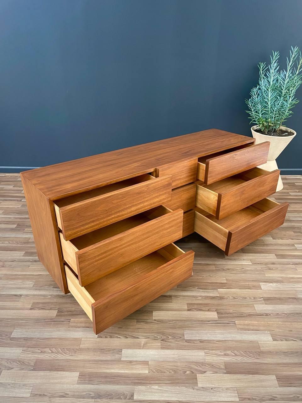 Newly Refinished - Mid-Century Modern Walnut 9-Drawer Dresser In Excellent Condition In Los Angeles, CA