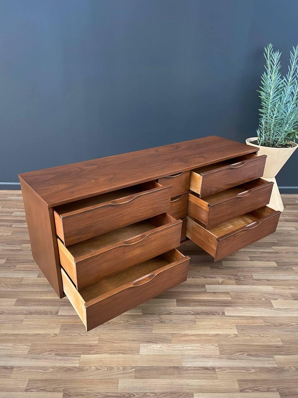 Neu lackiert – Mid-Century Modern-Kommode aus Nussbaum mit 9 Schubladen aus Nussbaumholz (Moderne der Mitte des Jahrhunderts)