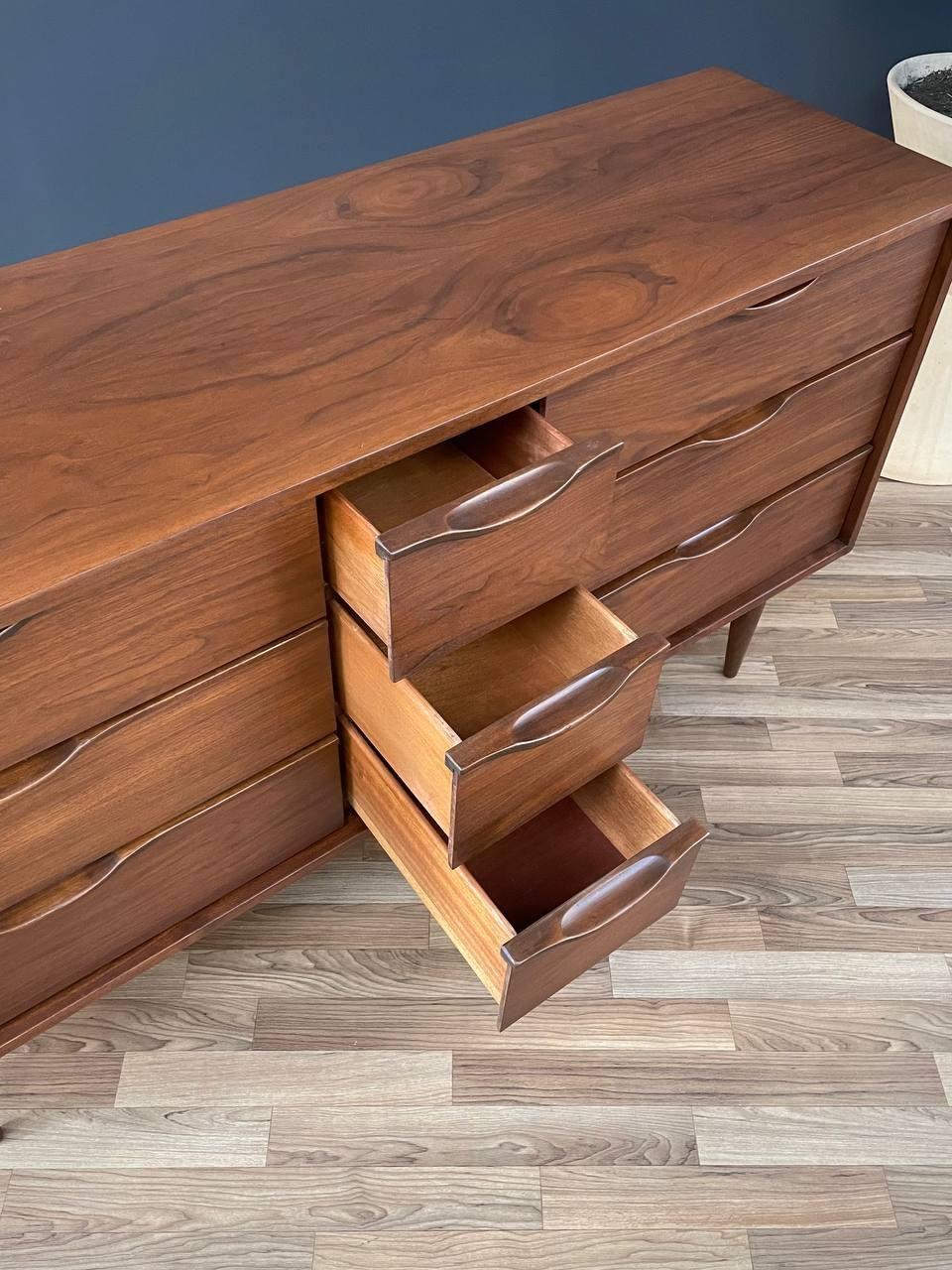 Neu lackiert – Mid-Century Modern-Kommode aus Nussbaum mit 9 Schubladen aus Nussbaumholz (amerikanisch)