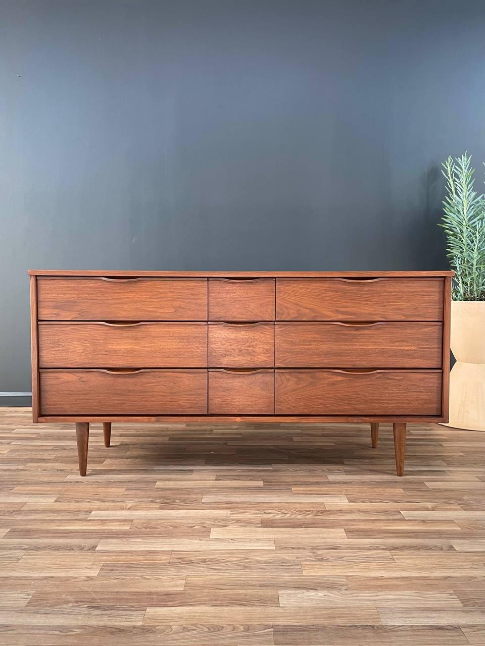 Neu lackiert – Mid-Century Modern-Kommode aus Nussbaum mit 9 Schubladen aus Nussbaumholz im Zustand „Hervorragend“ in Los Angeles, CA