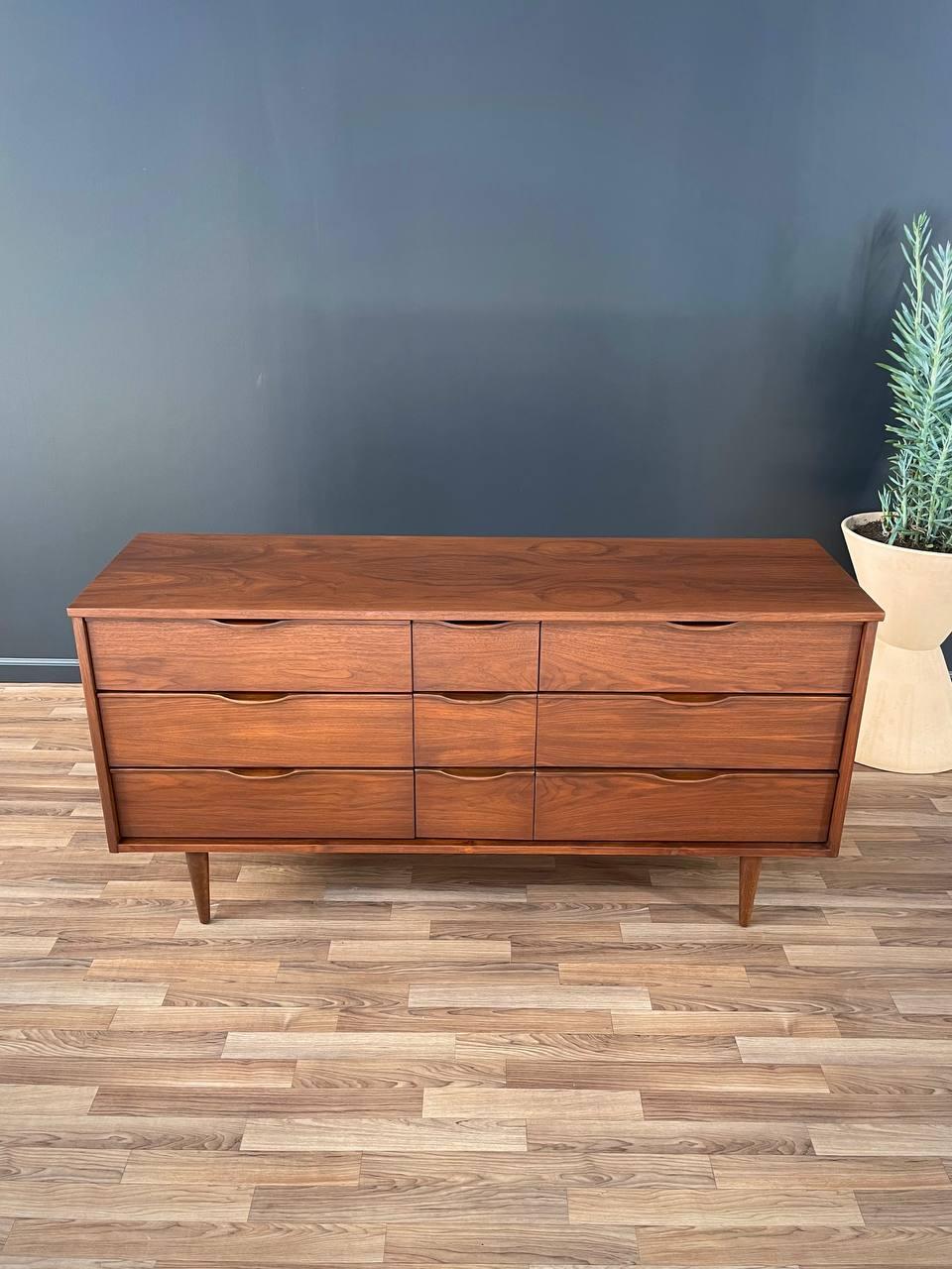 Neu lackiert – Mid-Century Modern-Kommode aus Nussbaum mit 9 Schubladen aus Nussbaumholz (Mitte des 20. Jahrhunderts)
