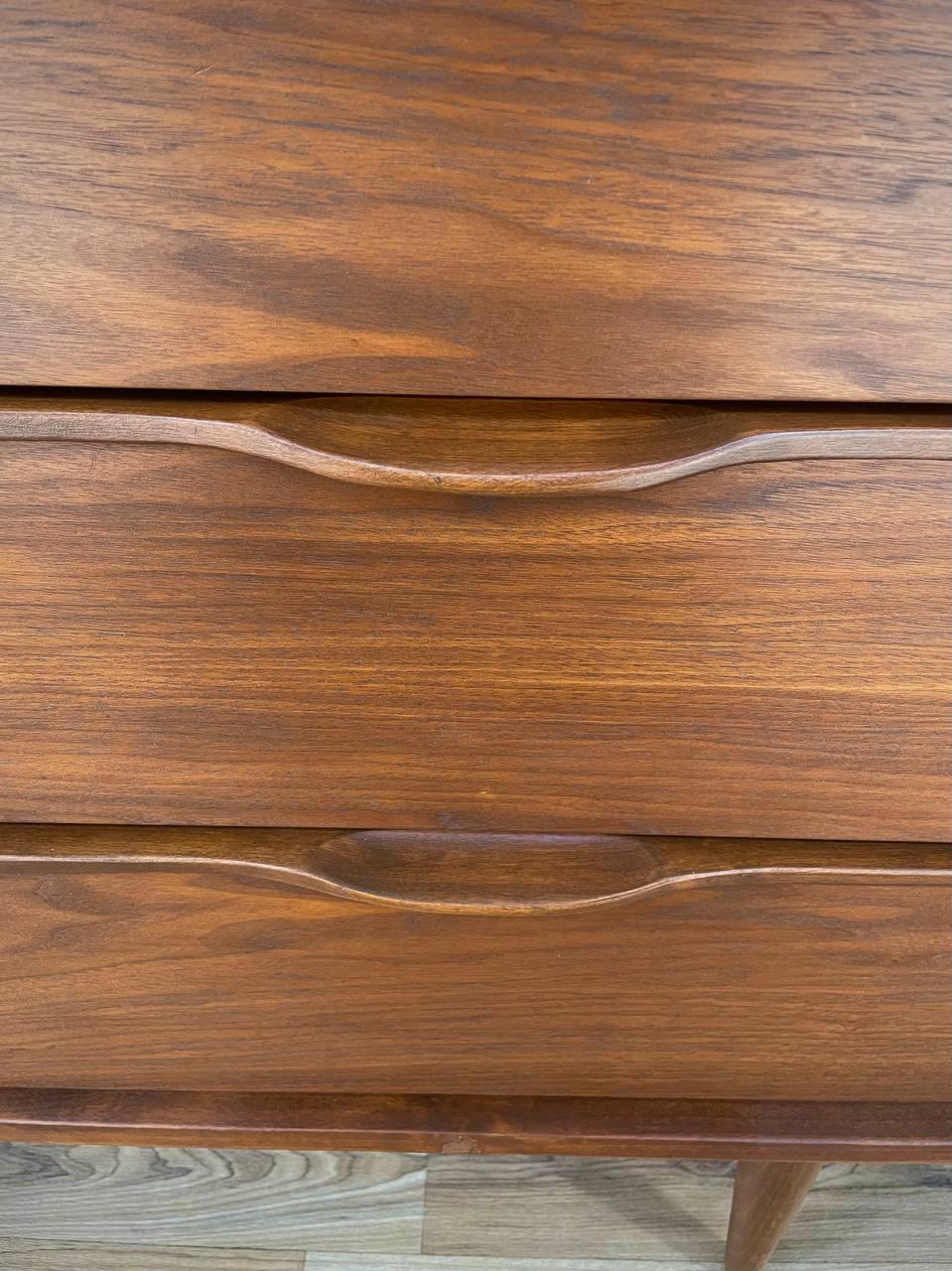 Neu lackiert – Mid-Century Modern-Kommode aus Nussbaum mit 9 Schubladen aus Nussbaumholz 1