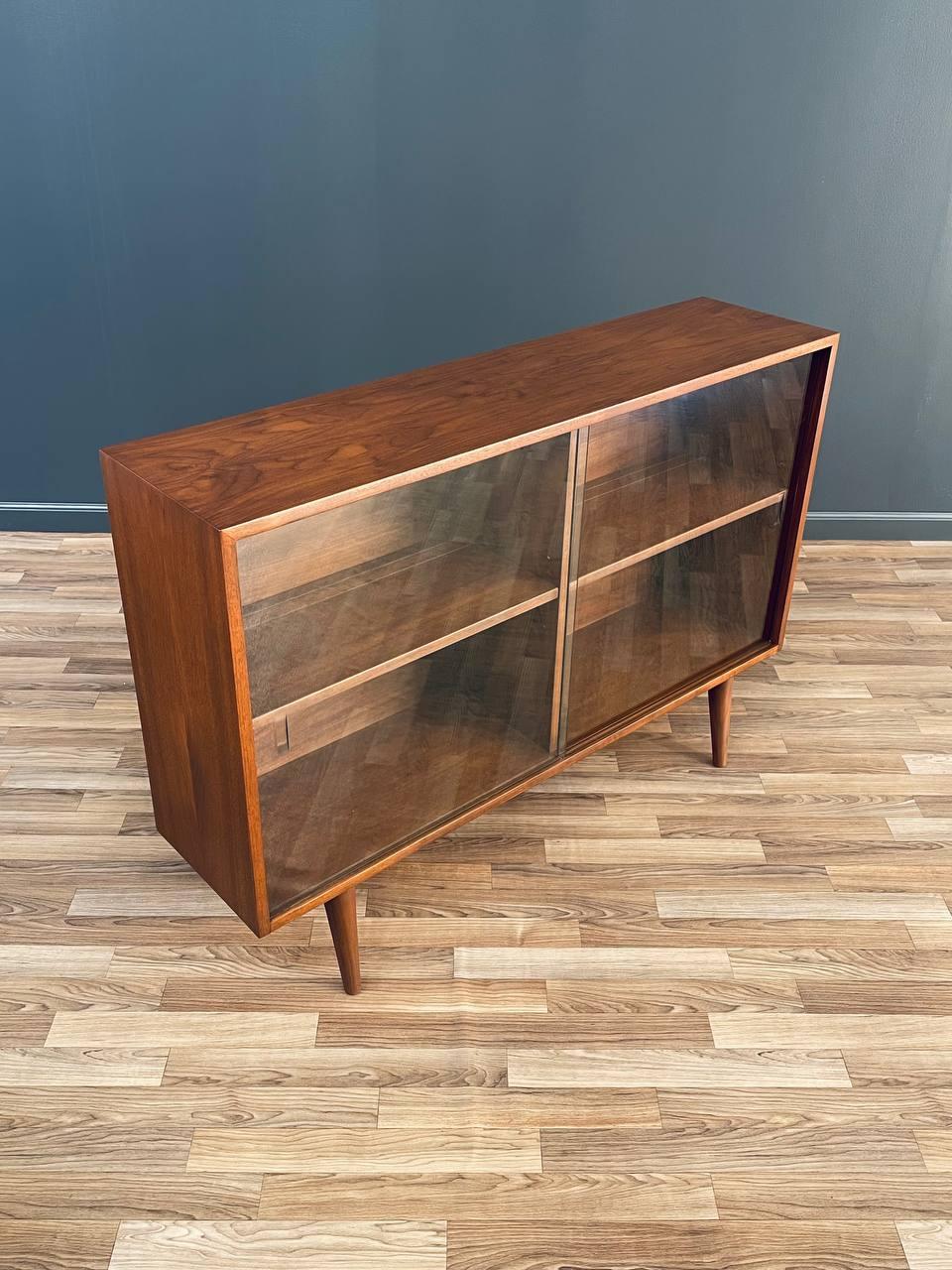 Newly Refinished - Mid-Century Modern Walnut Bookcase with Glass Doors For Sale 5