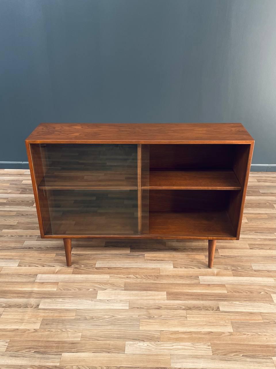 Newly Refinished - Mid-Century Modern Walnut Bookcase with Glass Doors For Sale 4