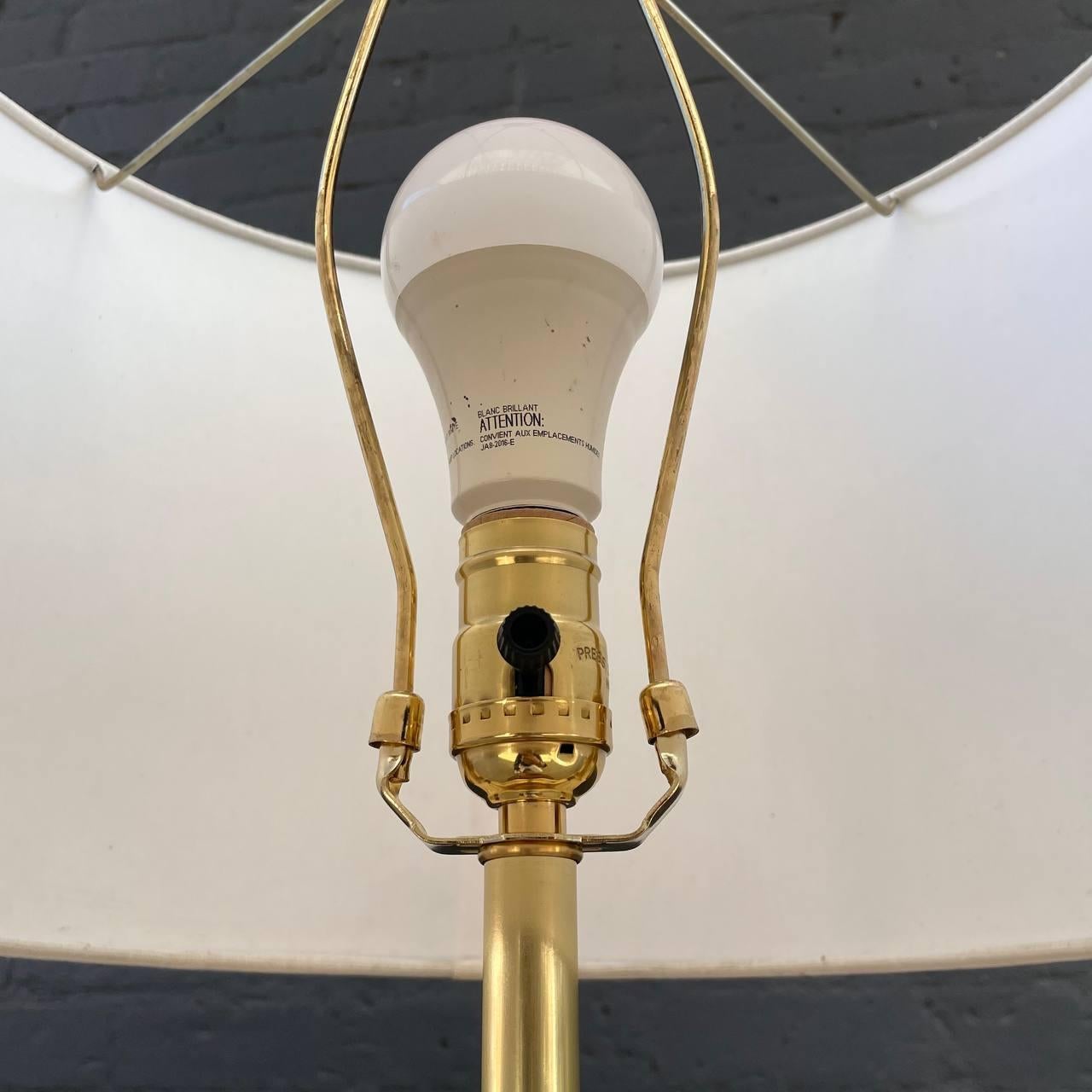 Neu lackierte - Moderne Stehlampe aus Nussbaum und Messing mit Beistelltisch aus der Mitte des Jahrhunderts im Angebot 4