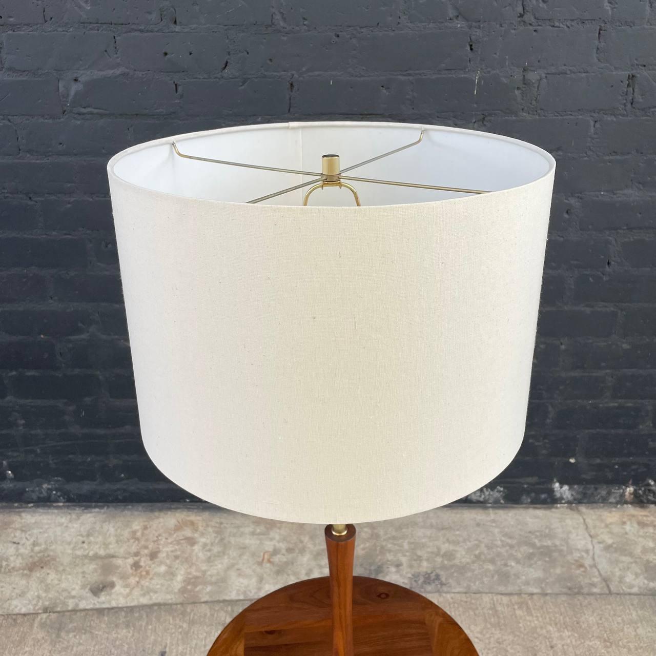 Newly Refinished - Mid-Century Modern Walnut & Brass Floor Lamp with Side Table For Sale 3