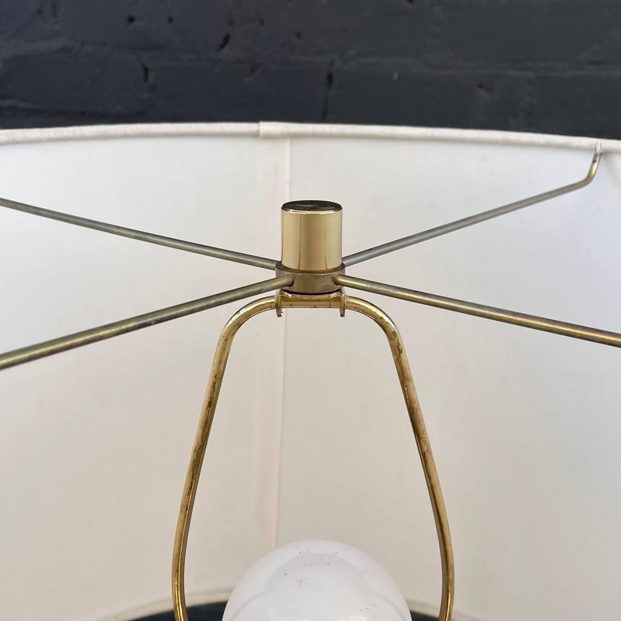 Neu lackierte - Moderne Stehlampe aus Nussbaum und Messing mit Beistelltisch aus der Mitte des Jahrhunderts im Angebot 3